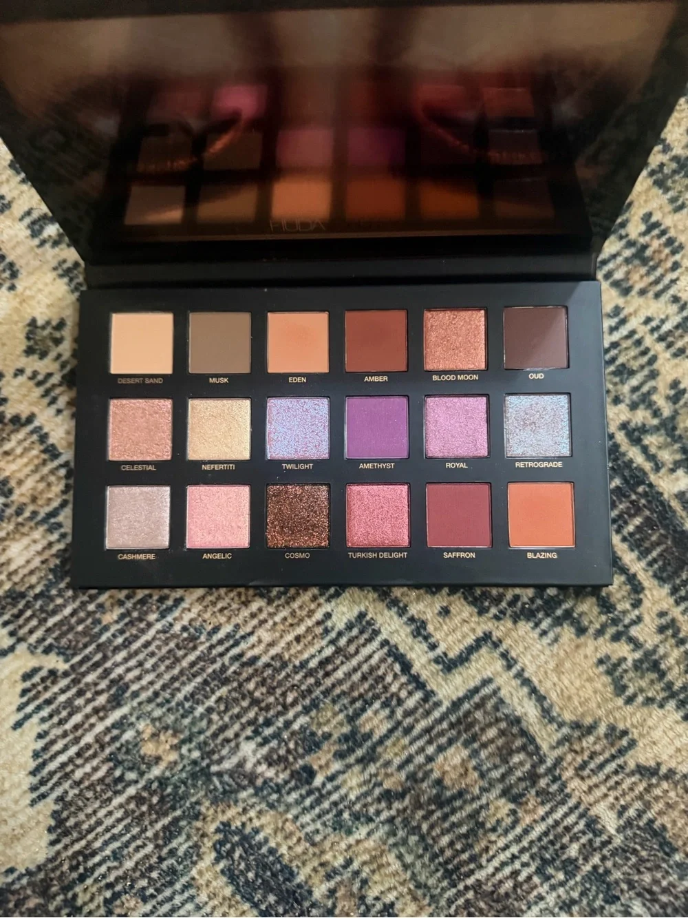 HUDA BEAUTY versatile eyeshadow